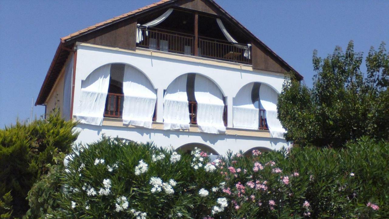 Villa Iris เนอาวรัสนา ภายนอก รูปภาพ
